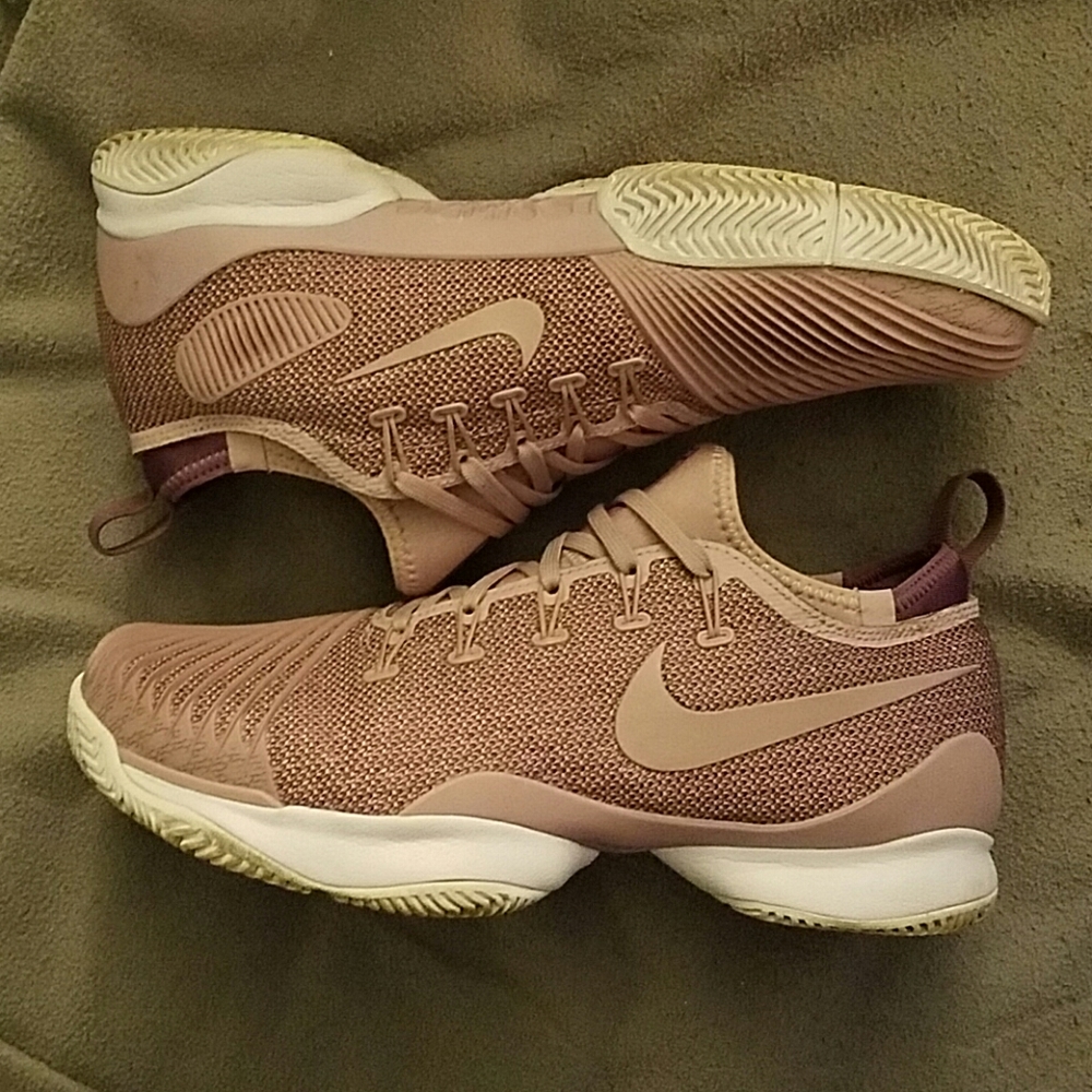 Nike hard court tennis shoes